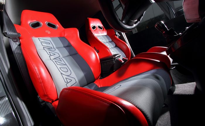Sepasang jok Mazda Speed di dalam kabin modifikasi Mazda2