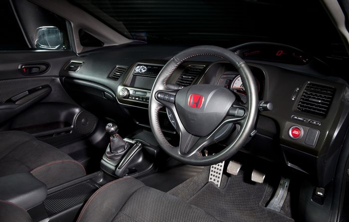 Modifikasi Honda Civic FD ini juga mengemas kabin ala Type R