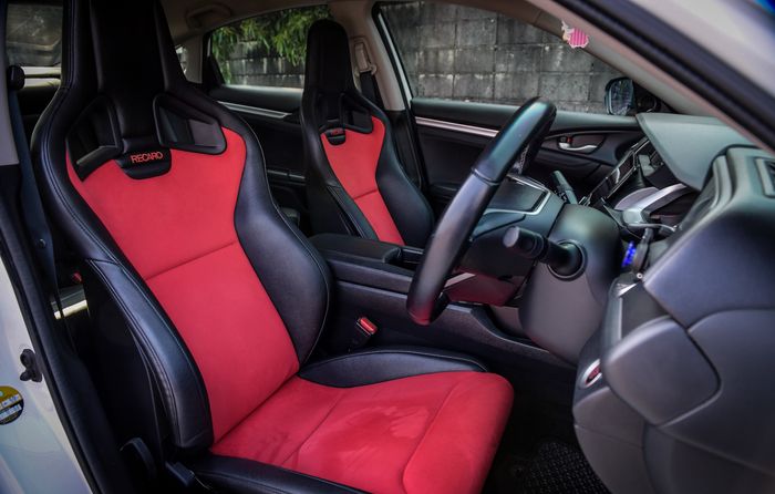 Sepasang jok semi bucket Recaro di kabin modifikasi Honda Civic Turbo