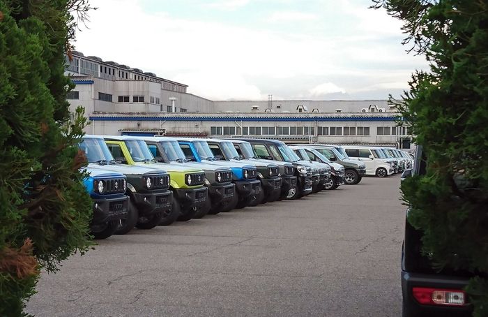 Penampakan Suzuki Jimny di sebuah lahan luas