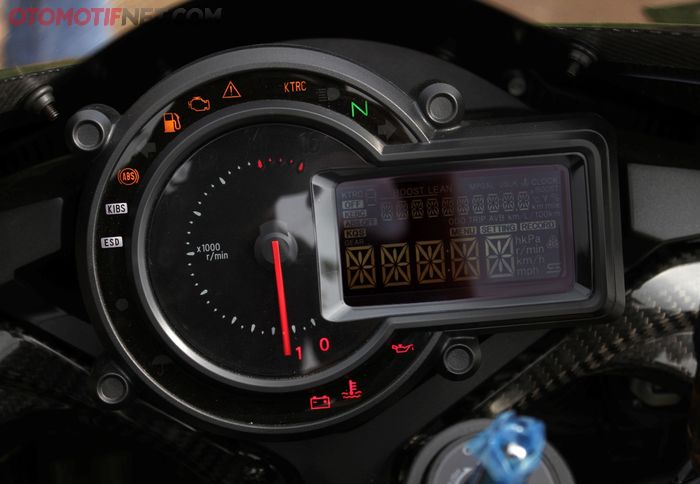 Spidometer Ninja H2R perpaduan analog dan digital, dilengkapi pula info tekanan supercgarged dan kemiringan motor