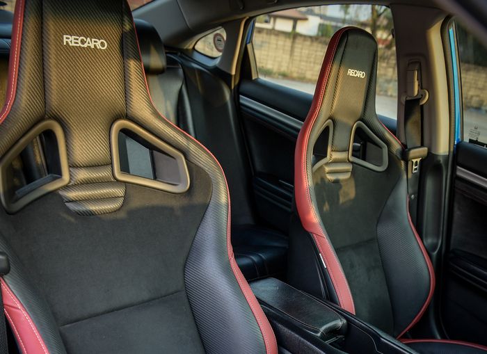 Sepasang jok Recaro CS Dynamica Black di kabin modifikasi Honda Civic Turbo