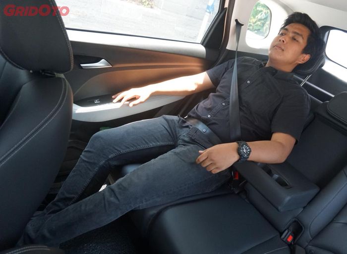 Selain jok baris kedua nyaman diduduki, legroom juga terasa sangat luas