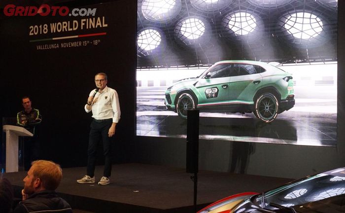 Chairman &amp; CEO Automobili Lamborghini, Stefano Domenicali saat memperkenalkan Lamborghini Urus ST-X Concept di sirkuit Vallelunga, Italia