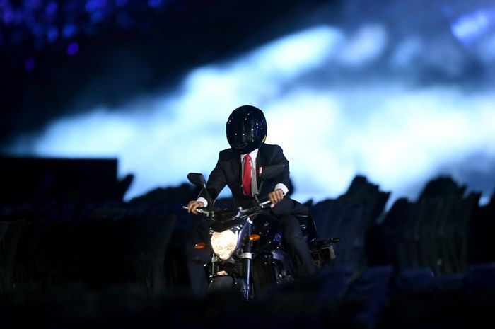 aksi Jokowi saat mengendarai moge