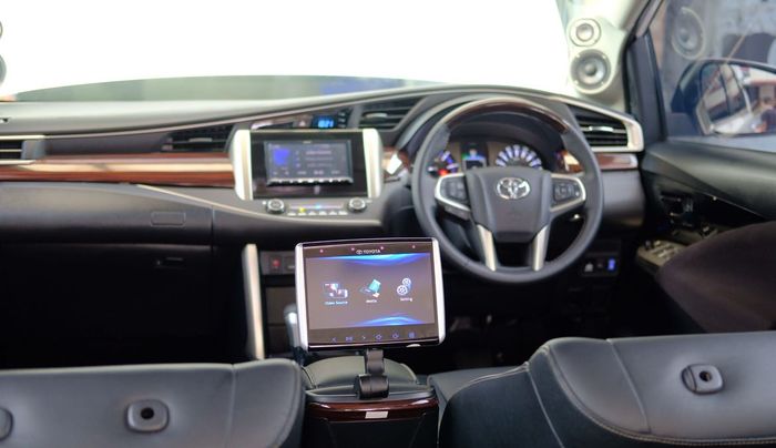 layar monitor tambahan di konsol tengah Innova Venturer
