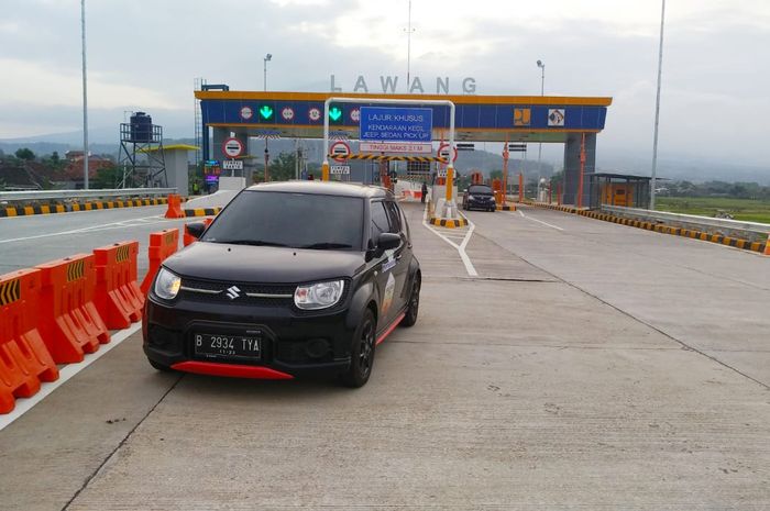 Suzuki Ignis GL AGS di depan gerbang tol Lawang, Malang