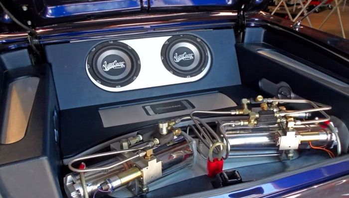 Audio custom di dalam bagasi Chevrolet Impala Kobe Bryant