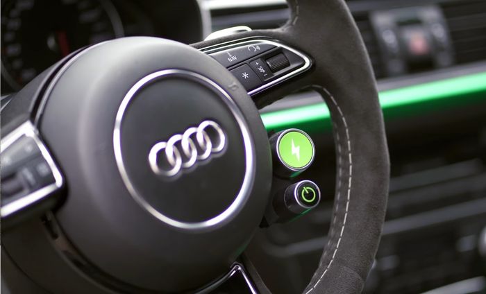 Tombol launch control motor listrik di  Audi RS6-E Hybrid