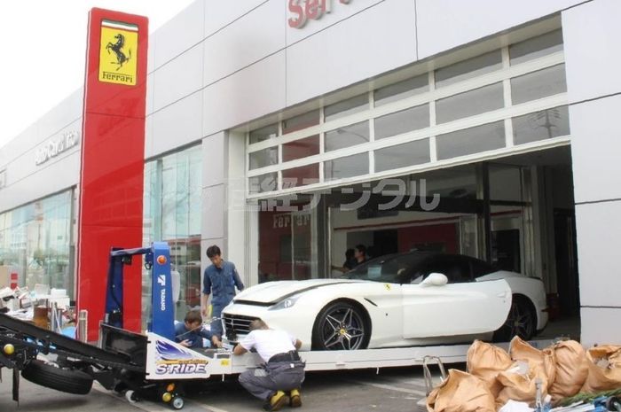 Dealer Ferrari di Jepang membawa keluar mobil yang rusak terkena air laut