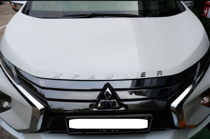 Emblem Mitsubishi Xpander di kap mesin