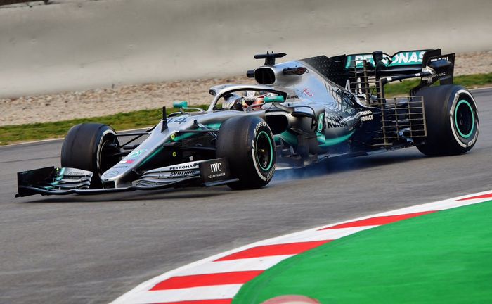 Lewis Hamilton menguji paket aerodinamika mobil Mercedes W10