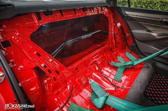 Tampilan kabin modifikasi Honda Civic FD tanpa panel dan jok belakang