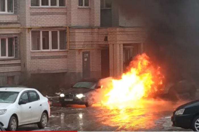 Mobil terbakar di Rusia