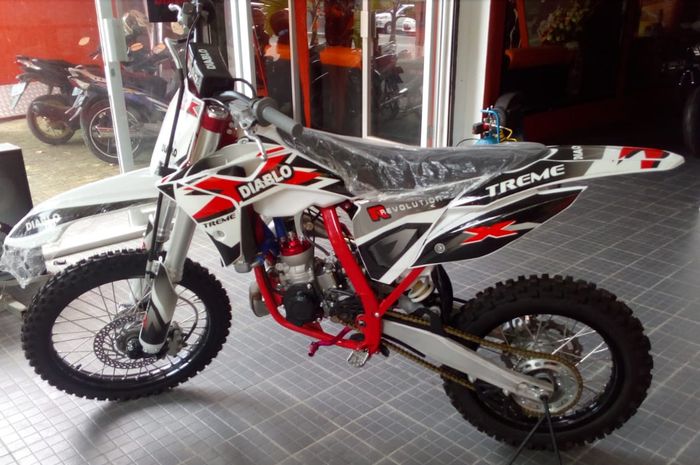 Motor 2-tak yang dipajang di showroom di Semarang