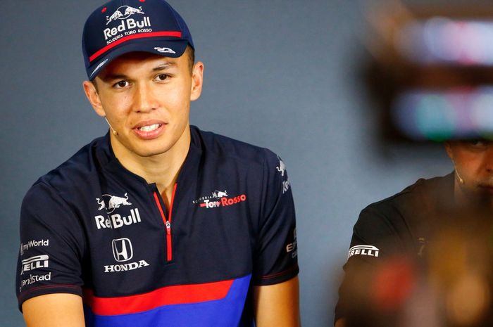 Baru lima bulan memulai debutnya di balap F1, Alexander Albon naik kasta dari tim Toro Rosso ke Red Bull Racing