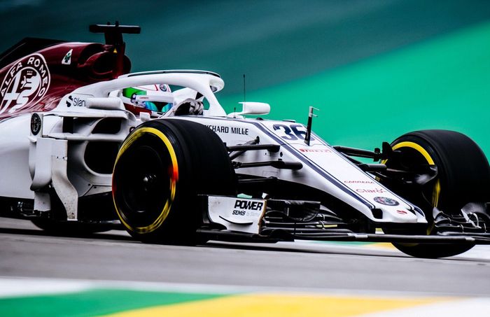 Antonio Giiovinazzi saat mengikuti latihan bebas pertama dengan tim Sauber di GP F1 Brasil 2018