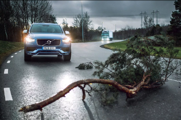 Mobil Volvo ketika menghadapi rintangan di jalan