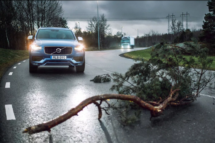 Mobil Volvo ketika menghadapi rintangan di jalan