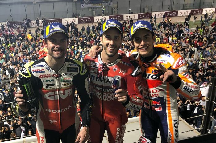 Cal Crutchlow, Andrea Dovizioso, dan Marc Marquez sedang merayakan posisi podiumnya di MotoGP Qatar 2019.