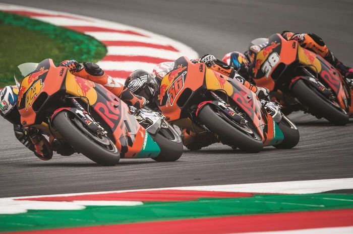 Pol Espargaro (#44), Mika Kallio (#36) dan Bradley Smith (#38). Posisi pembalap pabrikan KTM tidak b