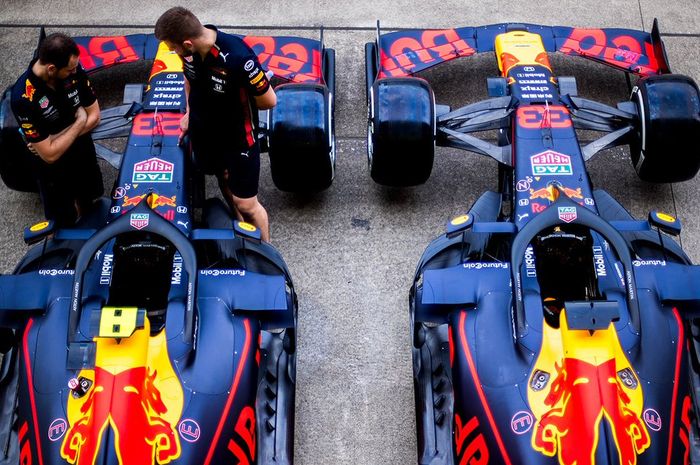 Kru tim tengah mempersiapkan mobil Red Bull RB15 milik Alexander Albon dan Max Verstappen di F1 Jepang
