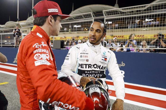 Lewis Hamilton berbincang dengan pembalap Ferrari Charles Leclerc yang meraih pole position F1 Bahrain