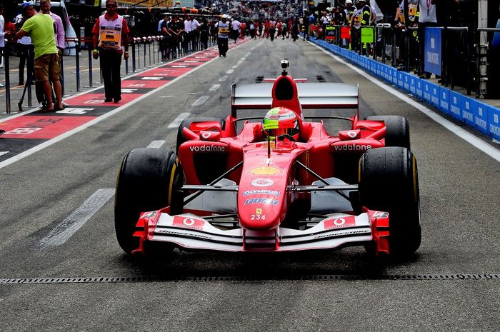 Mick Schumacher takjub dengan suara mesin mobil Ferrari F2004 yang pernah dipakai ayahnya, Michael Schumacher saat juara dunia