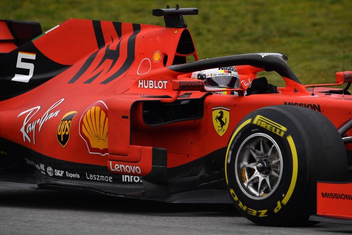 Sebastian Vettel sementara kalah cepat dari mantan rekan setimnya pada tes pramusim di Barcelona hari ketiga