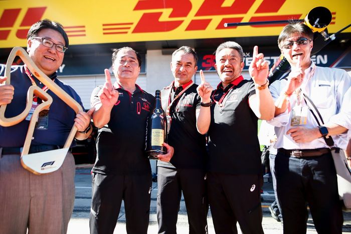 Para petinggi Honda F1 merayakan kemenangan F1 Austria 2019 di Red Bull Ring