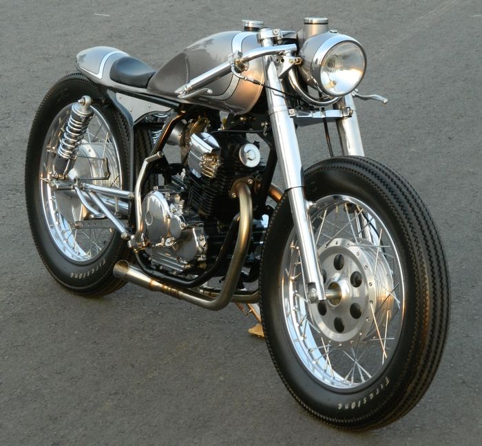 Kelir silvernya menambah kesan elegan