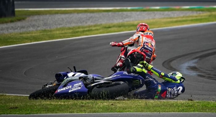 Marc Marquez senggol Valentino Rossi hingga crash