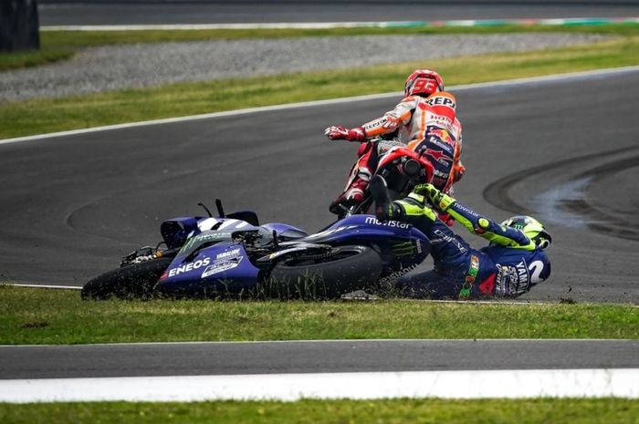 Marc Marquez meninggalkan Valentino Rossi yang telah dijatuhkannya