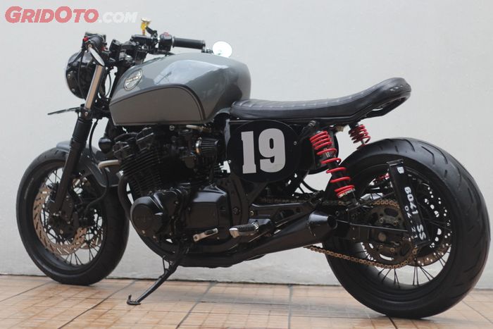 Suspensi belakang GSX-750 ini berubah jadi ganda