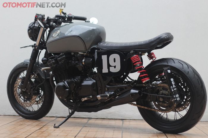 Suspensi belakang GSX-750 ini berubah jadi ganda