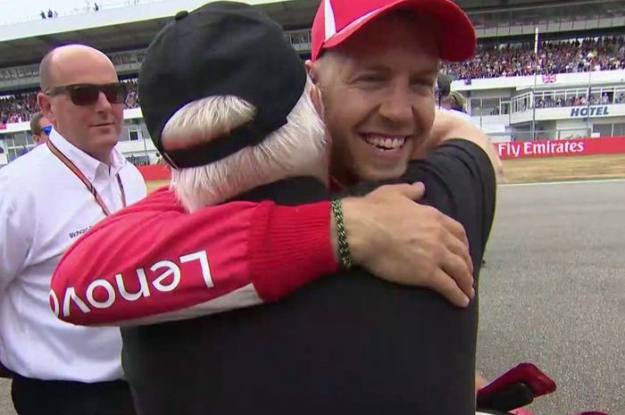 Mencetak pole position di sirkuit Hockenheim, Sebastian Vettel mendapat pelukan dari ayahnya, Norbert