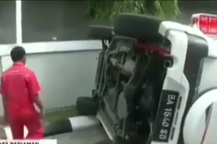 Sebuah Toyota Rush rebah di SPBU karena ulah seorang bocah