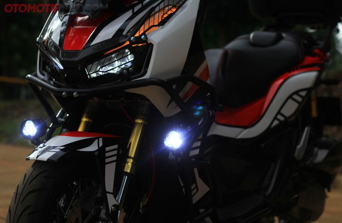 Lampu utama Honda ADV 150 sudah di-upgrade dipadu fog lamp untuk bantu penerangan saat turing