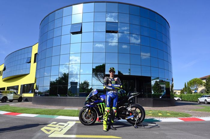 Valentino Rossi mampir di markas VR46 dalam perjalananya dari rumah ke riskuit Misano