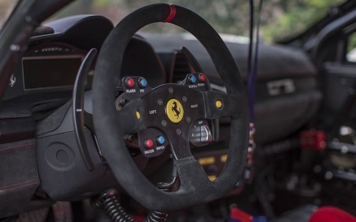 Ferrari 458 juga pakai setir Momo dengan serangkaian tombol tambahan.