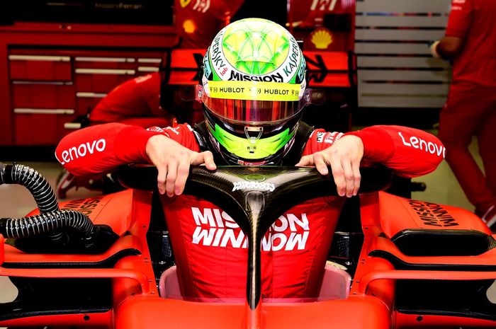 Mick Schumacher memulai debutnya mengendarai mobil F1 saat tes mobil Ferrari SF90 di Bahrain