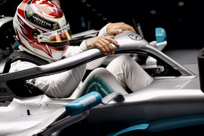 Lewis Hamilton dan tim Mercedes kembali jadi yang tercepat dalam kualifikasi F1 Australia