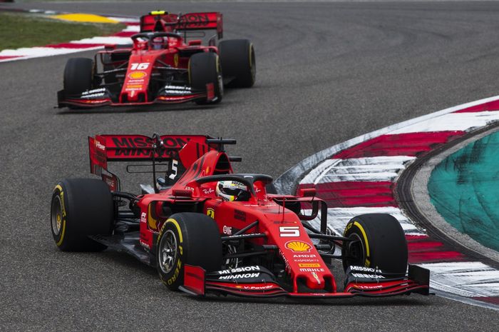 Pembalap tim Ferrari, Sebastian Vettel dan Charles Leclerc di F1 China