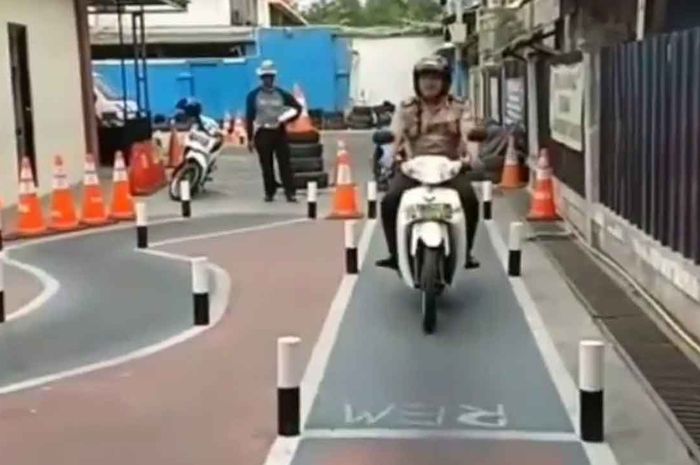 Bahkan seorang polisi harus lulus ujian SIM secara layak