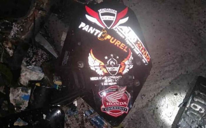 sticker anggota komunitas di motor Honda Verza yang terbakar
