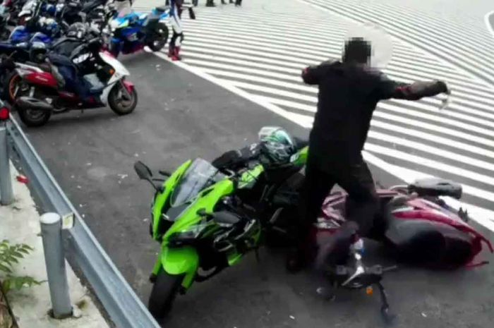 Seorang pemotor tertabrak saat sedang parkir di pinggir jalan
