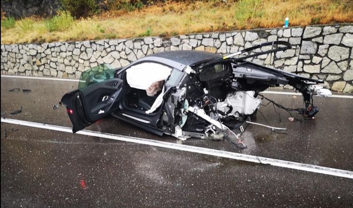 Audi R8 terpotong tepat di belakang kabin