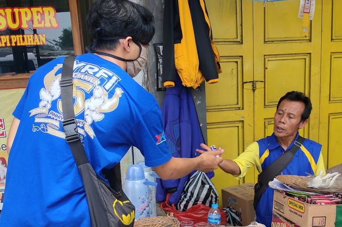 YRFI Cianjur bagi-bagi hand sanitizer ke pedagang