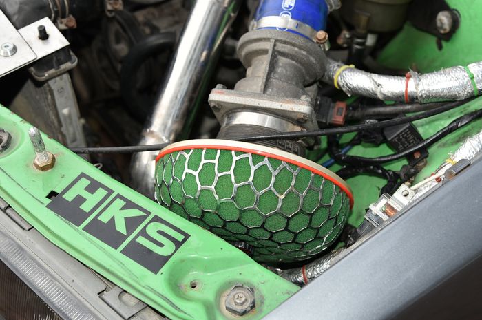 Filter udara HKS di modifikasi mesin baru Mercedes-Benz 190E