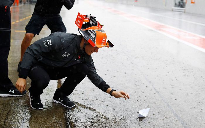 Pembalap tim McLaren Stoffel Vandoorne ikut meluncurkan perahu kertas di air yang mengalir deras